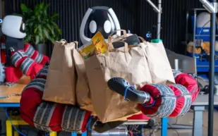 "Toyota" تكشف عن روبوت "Punyo" القادر على العناق مثل البشر