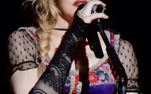 "مادونا" تتعرض لموقف محرج على المسرح بحفلها الغنائي الأخير