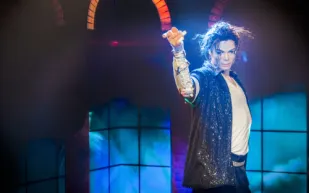 ظهور نادر لأصغر أبناء مايكل جاكسون... هل يشبه والده؟