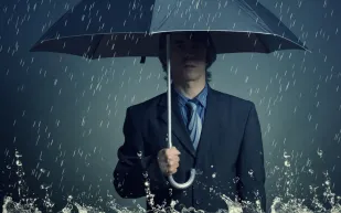 مخترع يطور مظلة طائرة تتبع مستخدمها أثناء المطر