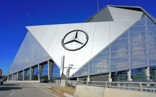 "Mercedes-Benz" تؤجل الانتقال الكامل للسيارات الكهربائية لما بعد 2030