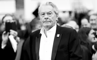 بعد اختفاء دام 5 سنوات..  آلان ديلون إلى الواجهة من جديد فما السبب؟