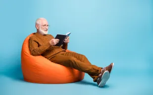 ما العمر الذي يشعر فيه الشخص بالسعادة والرضا؟.. دراسة توضح