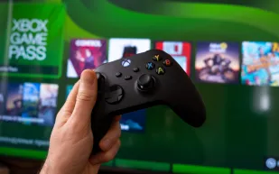 "Microsoft" تُفكر في بيع حصرياتها للمنافسين والتوقف عن إنتاج أجهزة "Xbox"