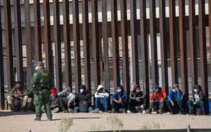 مهاجرون صينيون يدخلون الولايات المتحدة بمساعدة فيديو من TikTok (فيديو)