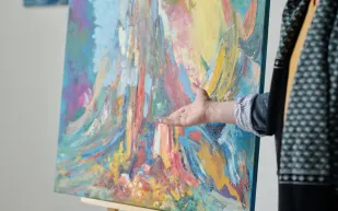 "العلاج بالفن".. تجربة جديدة لفنان تشكيلي سعودي 