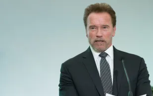  أرنولد شوارزنيغر: أطعم أحفادي الكعكات التي أقدمها لحيواناتي (فيديو)