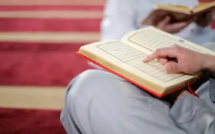 كيف تختم القرآن كاملاً في رمضان؟ وما أقل مدة لذلك؟