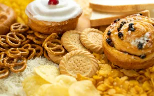 هل يؤثر تناول الكربوهيدرات في جاذبية وجهك؟.. دراسة تكشف