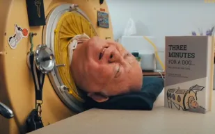 عاش 70 عامًا في "رئة حديدية".. وفاة بول ألكسندر