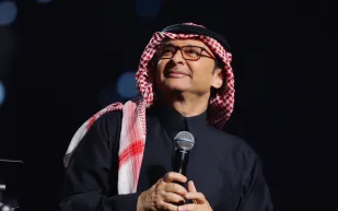  عبد المجيد عبد الله يطرب الجمهور في مسرح محمد عبده ويبارك للهلال (فيديو)