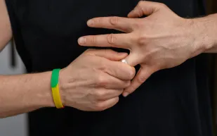 خاتمك عالق بإصبعك؟ حيل ذكية لنزع الخاتم العالق في دقائق