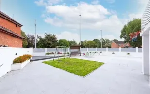 حديقة قصر فاخر في بريطانيا تعرقل بيعه بمليون جنيه إسترليني! 