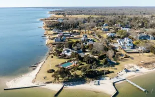 طرح عقار تاريخي على شاطئ "Fire Island" للبيع مقابل 16.5 مليون دولار