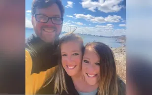 زواج أشهر توأم ملتصق في العالم من جندي أمريكي سابق