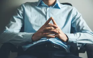 خبير في لغة الجسد يوضح علامات تكشف الشخص الكاذب