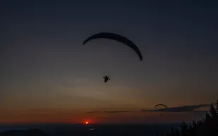 إفطار بين السحاب لمظلي سعودي أعلى جبال جنوب المملكة (فيديو)