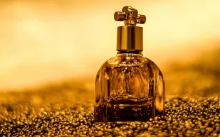 "إنجاز سعودي".. باحثون يبتكرون عطرًا ثمينًا ومستدامًا من "الطحالب"