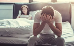 طبيب يكشف عن أعراض تسبق العجز الجنسي عند الرجال