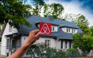 "Airbnb" تغير سياساتها وتحظر كاميرات المراقبة الداخلية