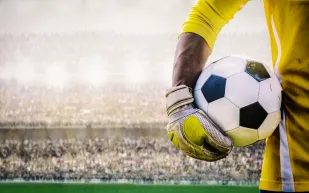 قانون جديد لمعاقبة حراس المرمى المتلاعبين بالوقت