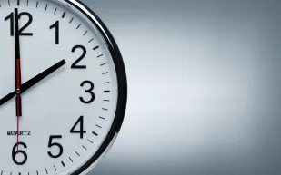 لماذا يمر الوقت سريعًا عندما نستمتع ويتباطأ عند الشعور بالملل؟.. دراسة تكشف