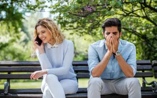 الغيرة عند الرجل.. أسبابها وعلاماتها وكيفية بناء الثقة في العلاقة؟