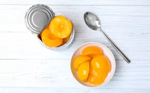 هل الفواكه المُعلّبة صحية؟