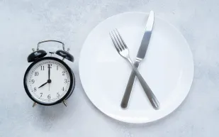هل يُساعِد تفويت وجبة العشاء في خسارة الوزن؟