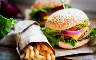 الوجبات السريعة تُهدّد ذاكرة المراهقين.. دراسة تُحذّر من مخاطرها على وظائف الدماغ