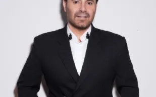 عاصي الحلاني يعلن استخدامه الذكاء الاصطناعي في أغنيته الجديدة "العين عليه"