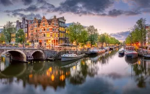 أمستردام تضع حدًا للسياحة المفرطة.. حظر الفنادق الجديدة وتحديد عدد الإقامة