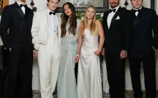 عكازان لا يمنعان التألق.. فيكتوريا بيكهام تحتفل بعيدها الخمسين بحفل أسطوري يجمع النجوم (صور وفيديو)