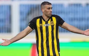 مشجع يعتدي على عبد الرزاق حمد الله عقب انتهاء مباراة السوبر (فيديو)