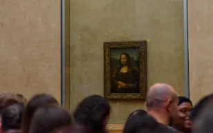 الموناليزا تغادر مكانها في اللوفر.. رحلةٌ جديدةٌ أم وداعٌ أبدي؟