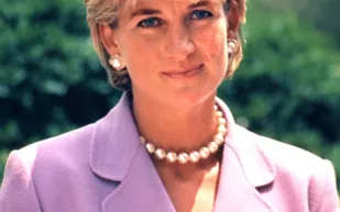 وثيقة استثنائية.. الكشف عن عقد عمل نادر للأميرة ديانا يُباع بمبلغ ضخم في مزاد علني