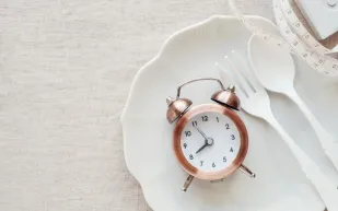 طبيبة: تخطي الوجبات بشكل متكرر يؤدي إلى الإصابة بالجلطة الدماغية