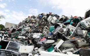 أقل من 60 شركة تُلوّث نصف العالم بالبلاستيك.. دراسة تُحذر من كارثة بيئية وشيكة