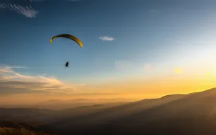 ثلاثة روسيين يحطمون الرقم القياسي العالمي للقفز المظلي من الستراتوسفير (فيديو)