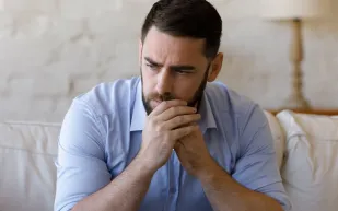 أبرزها القلق والاكتئاب.. مشاكل نفسية تصيبك بسبب التفكير الإيجابي