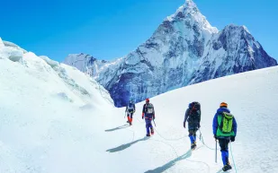 الصين تسمح للمتسلقين الأجانب بالوصول إلى جبل إيفرست عبر التبت لأول مرة منذ جائحة كورونا