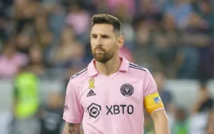 مشجعة تقتحم أرض الملعب للقاء "ميسي".. كيف كان رد فعله؟