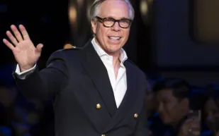 رفض العمل مع "كالفن كلاين" ولم يستسلم للفشل المتكرر.. قصة "براند" Tommy Hilfiger