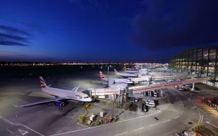 اصطدام طائرتين على أرض مطار هيثرو  (فيديو)