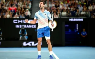 سقوط "ديوكوفيتش" بعد تعرضه لضربة قوية على الرأس بقارورة مياه (فيديو)