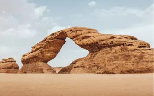 "صخرة القوس".. أيقونة مميزة في "العُلا" تجذب أنظار الزوار حول العالم