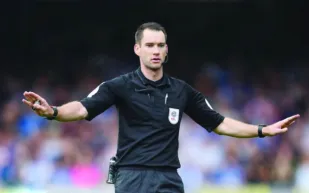 لأول مرة في الدوري الإنجليزي.. حكم يستعين بـ"كاميرا الرأس" خلال مباراة