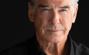  بعمر الـ71.. "بيرس بروسنان" يعود لعالم التجسس في "Black Bag" (صور)