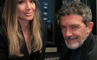كمْ يبلغ فارق العمر بين أنطونيو بانديراس وصديقته عارضة الأزياء؟