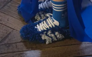 جنون الألوان والكشكشة.. تعاون فني بين كارولين هو وأديداس يضفي لمسة عصرية على حذاء سامبا (صور)